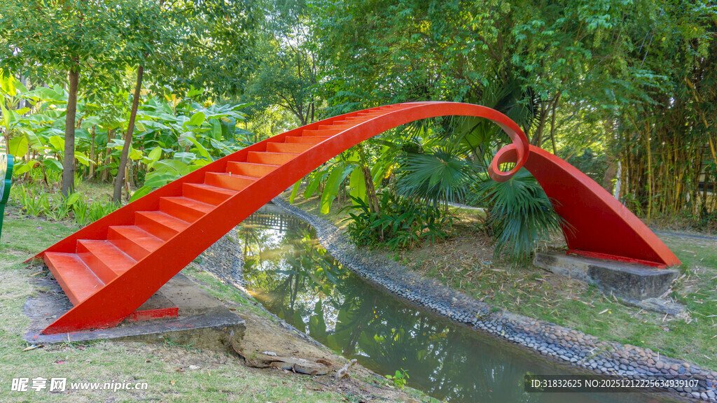 红色拱形桥横跨清幽溪流