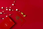 喜庆红包与金饰散落红背景
