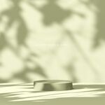 光影下的简约金属物件