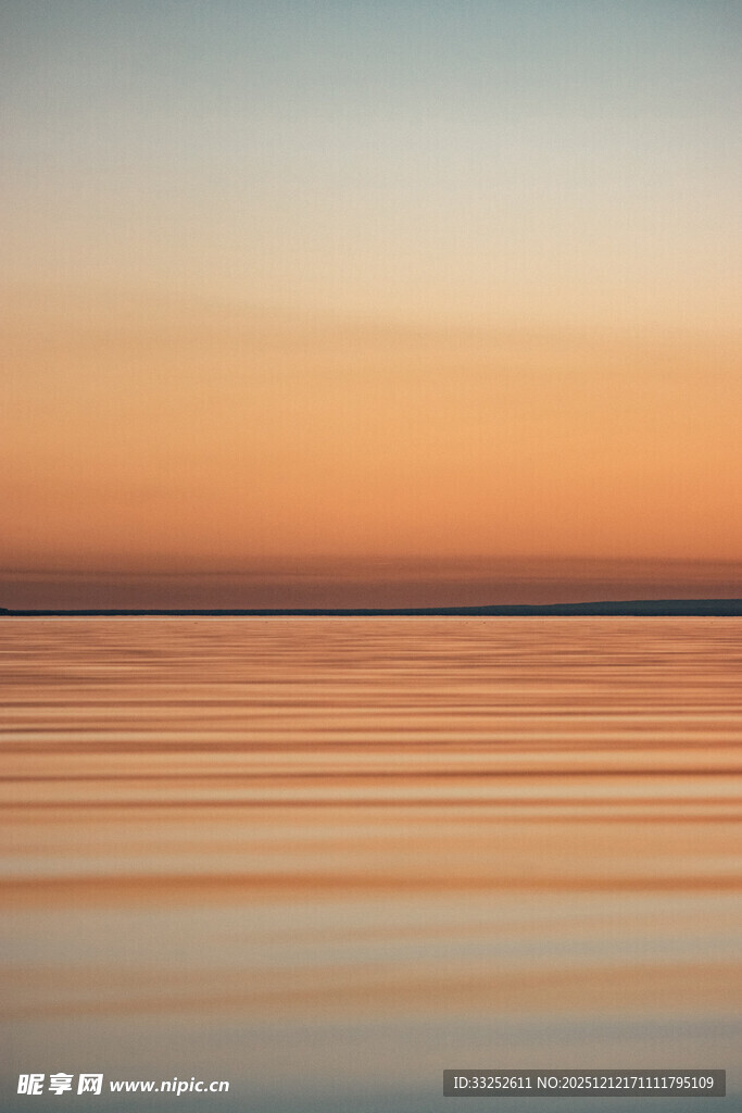 黄昏下的平静海面
