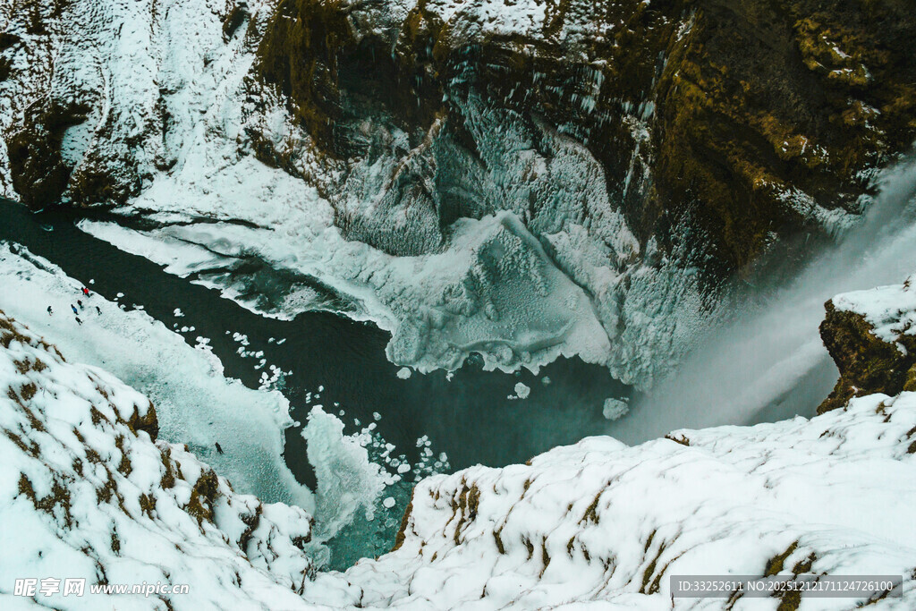 冰雪覆盖的山间幽蓝冰瀑