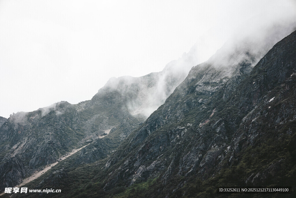 云雾缭绕的巍峨山脉