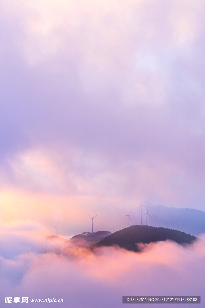 云海中的梦幻山峦日出