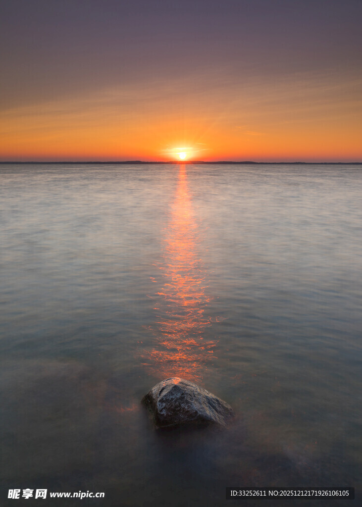 海边日落 孤石静立