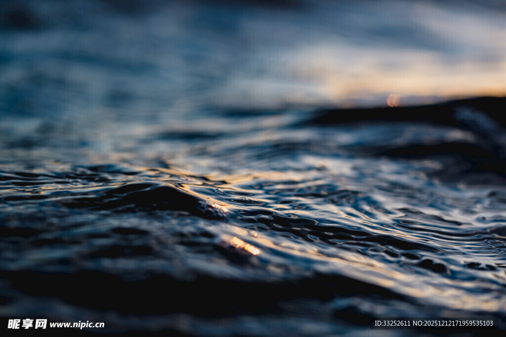 波光粼粼的海面