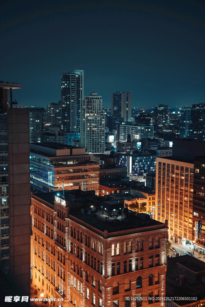 城市夜景中的高楼与建筑