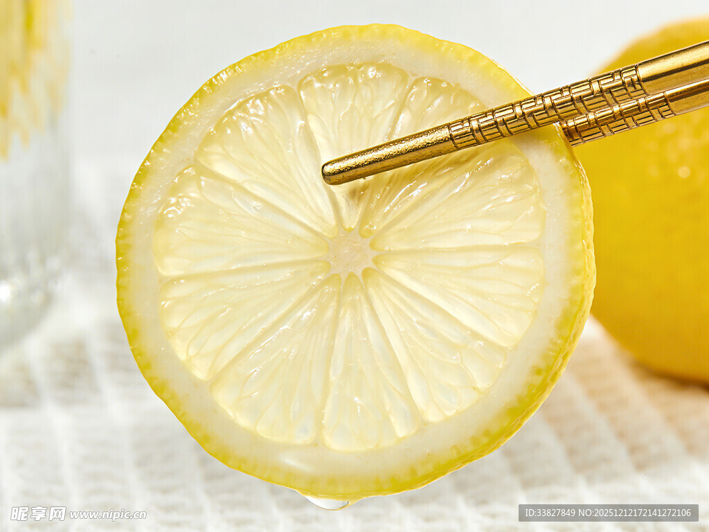 切开的柠檬与金属签