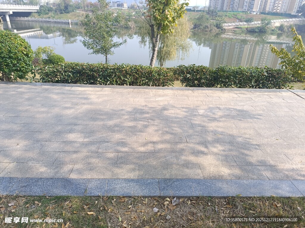 河畔公园步道风景
