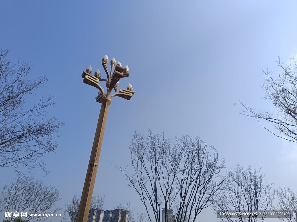 户外高耸的多灯头路灯