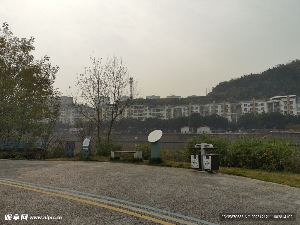 城郊空旷道路与周边景致