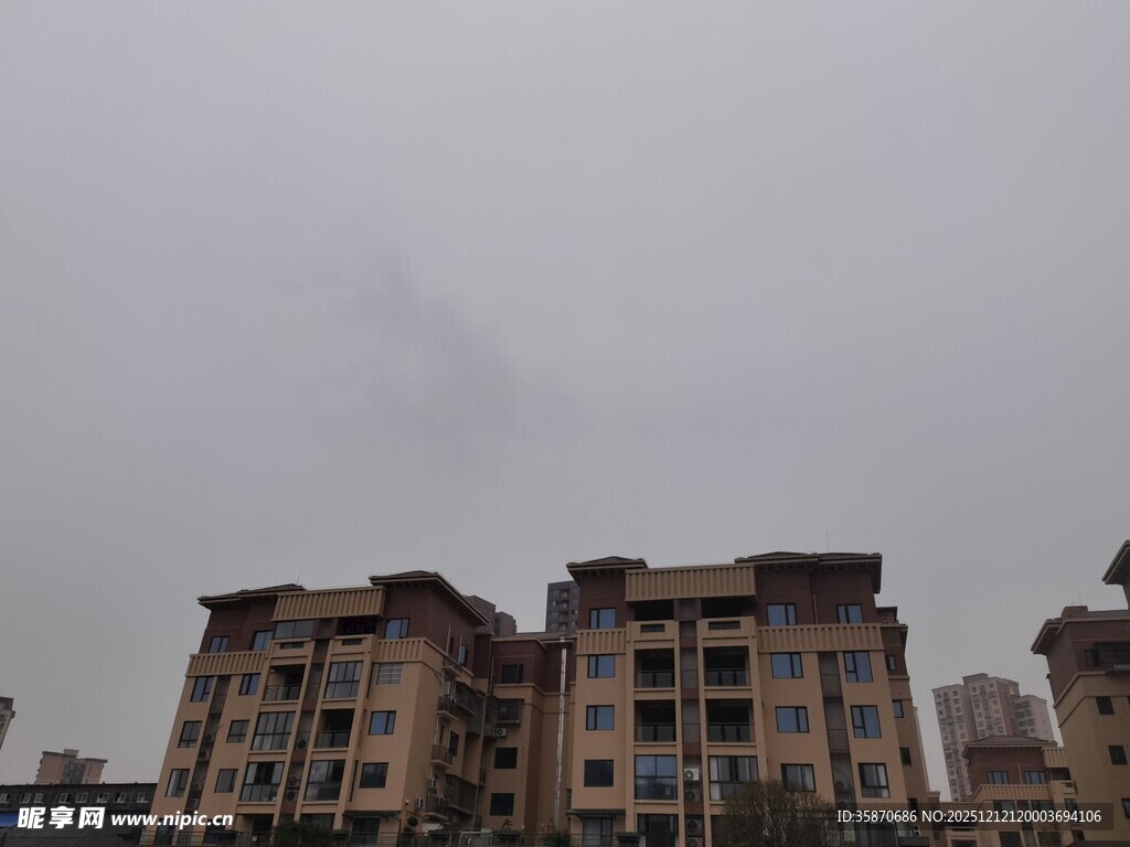 阴天中的多层居民住宅楼