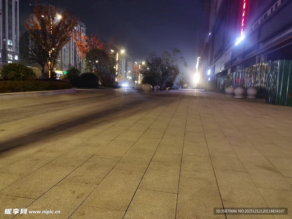 夜晚城市空旷广场景象