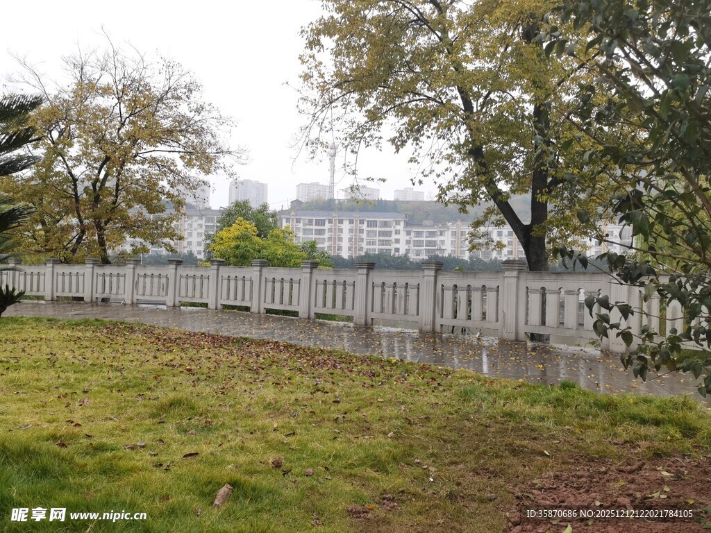 户外草地旁的白色围栏景观