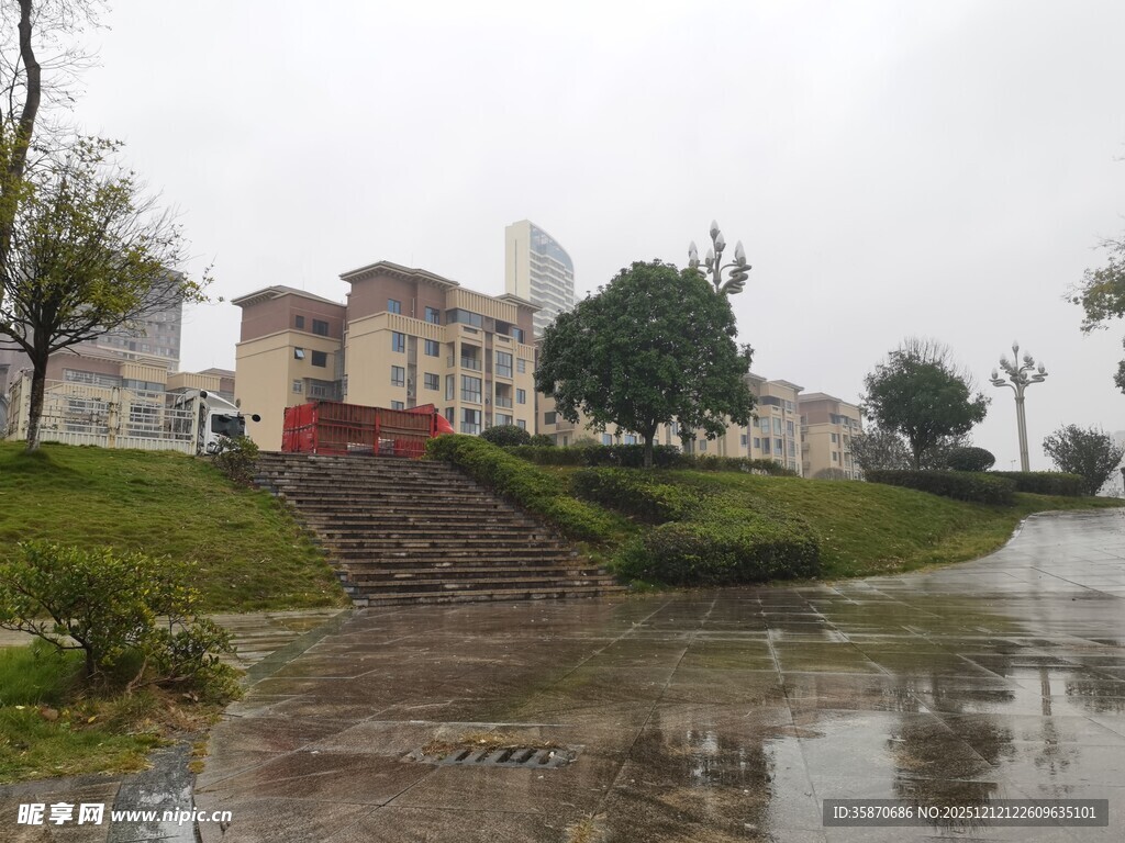 雨后积水的城市街道景观