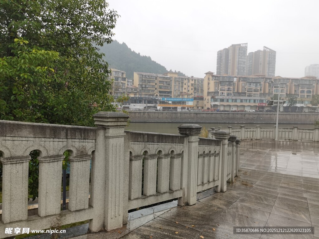 雨中河畔城市景致