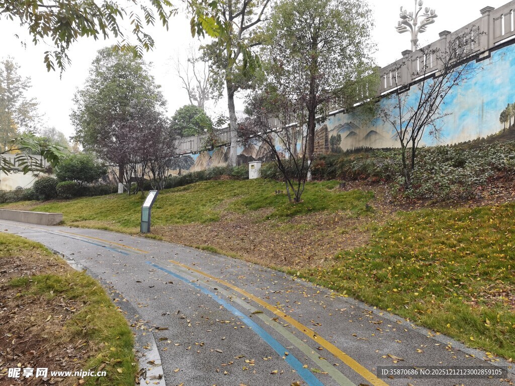 秋日公园幽静小路