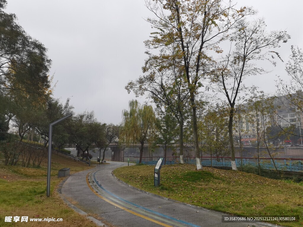 蜿蜒小路旁的秋日景致