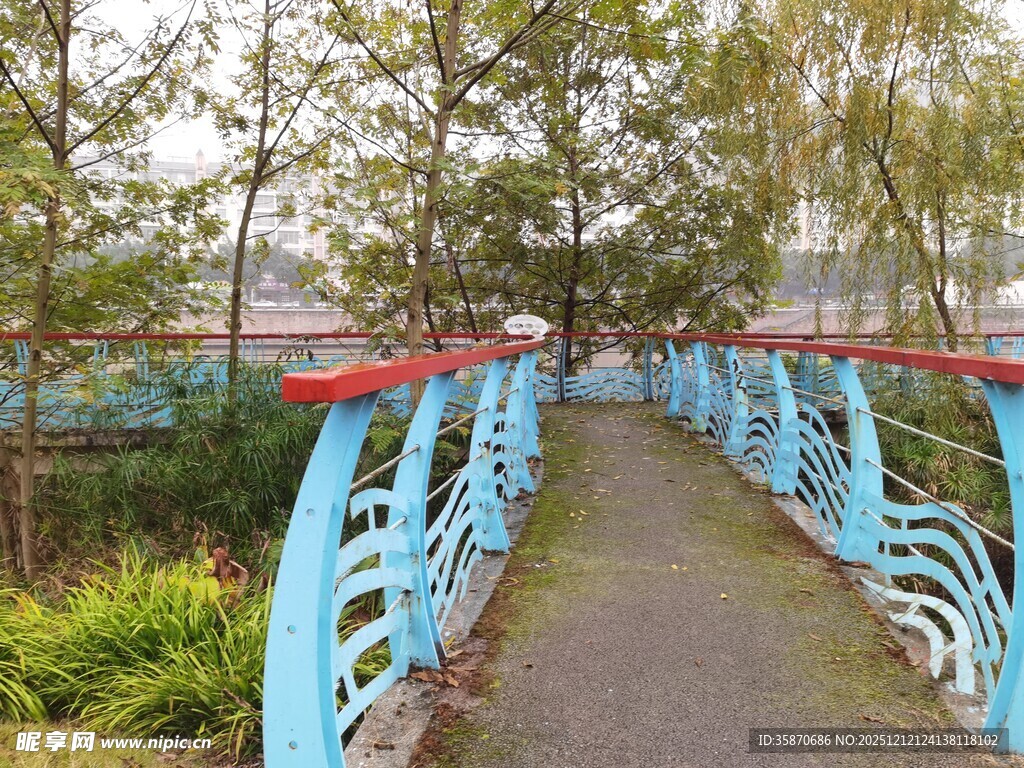 蓝色拱形围栏的林间小径