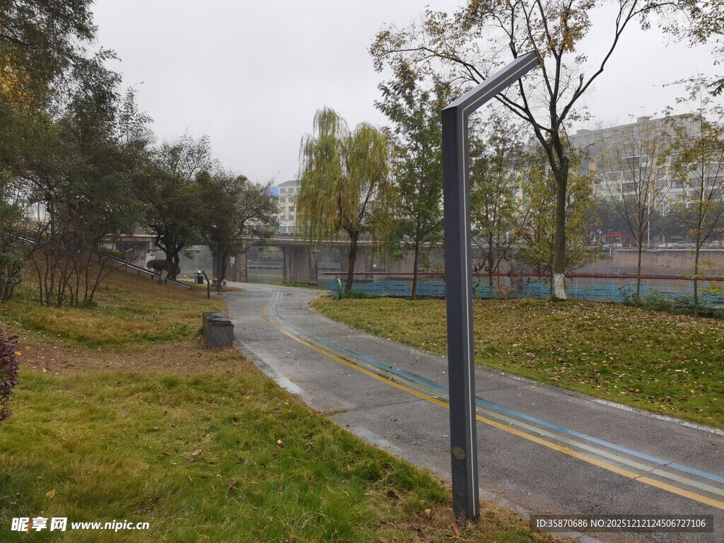 雨后公园的幽静健身步道