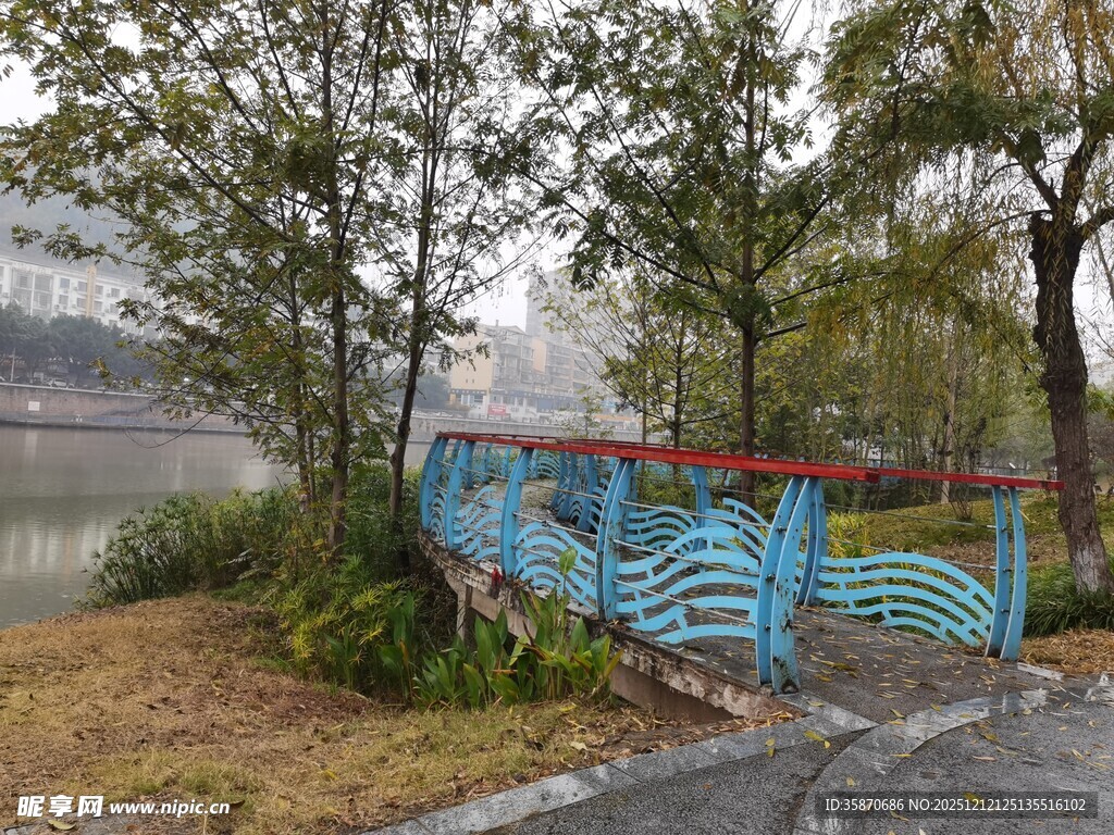 湖边彩色蜿蜒步道风景