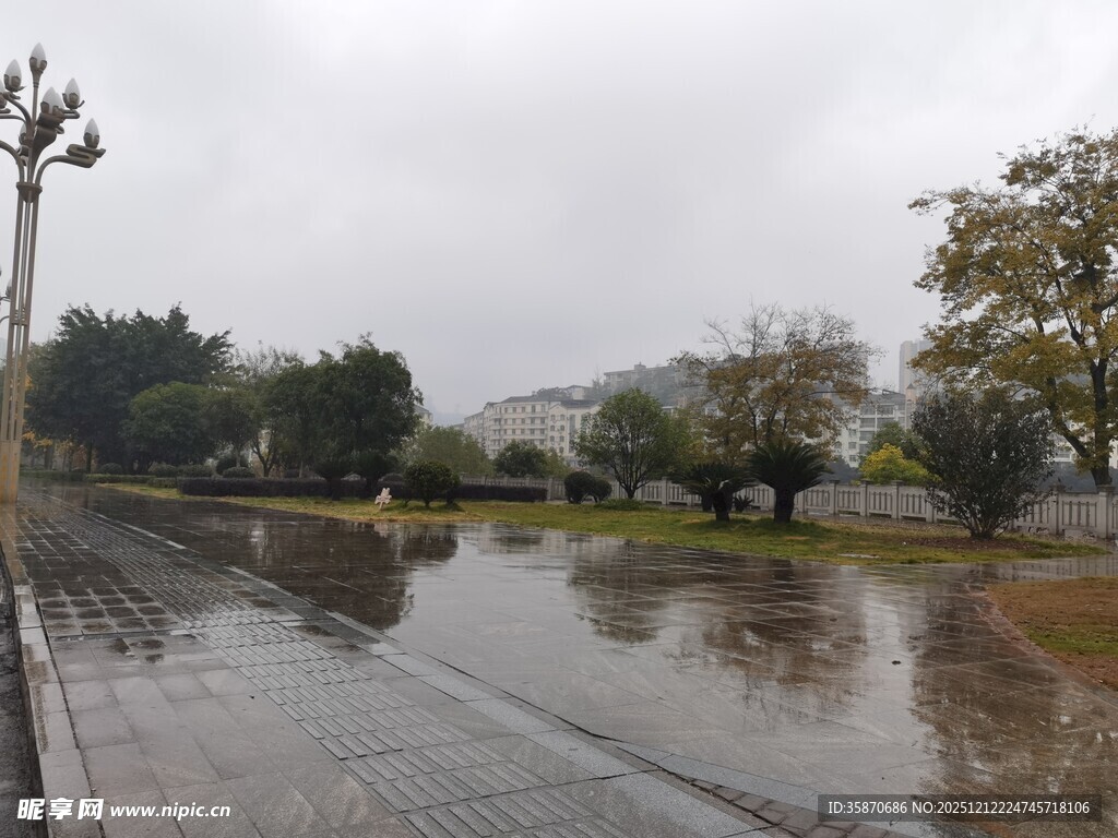 雨后积水的街道景观