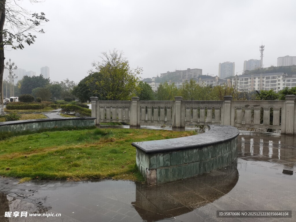 雨中公园景观