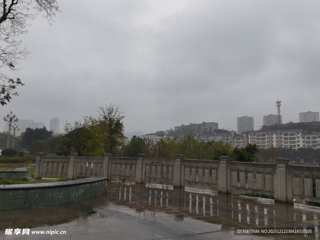 阴天城市公园景观