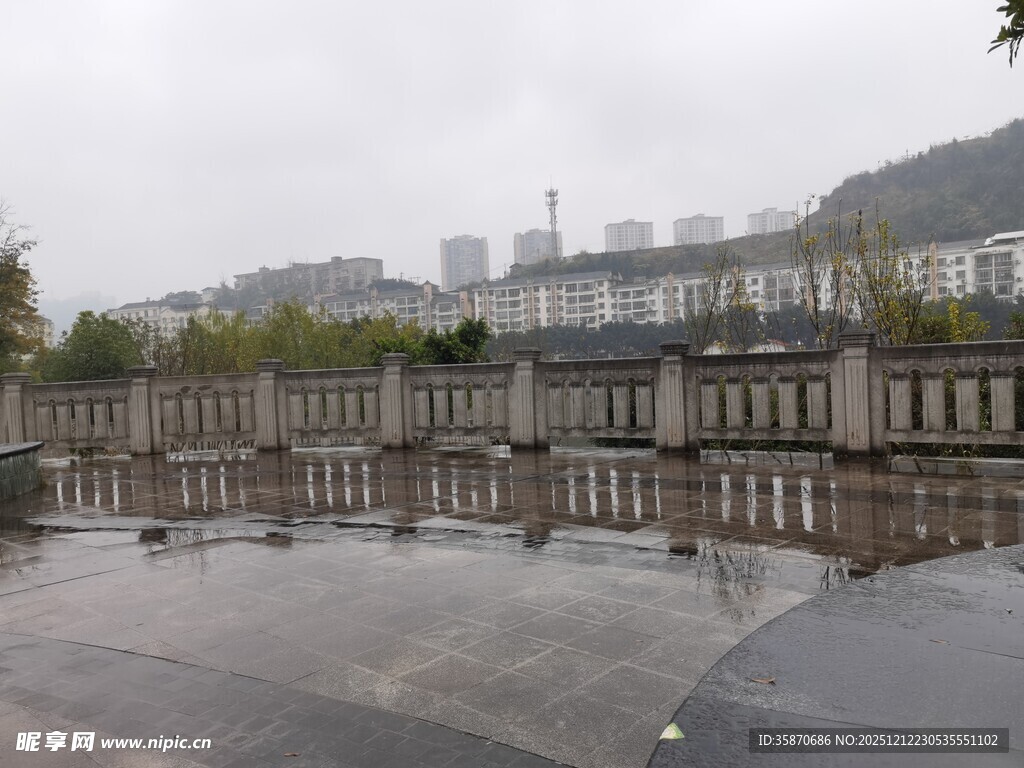 城市广场旁的古典建筑群