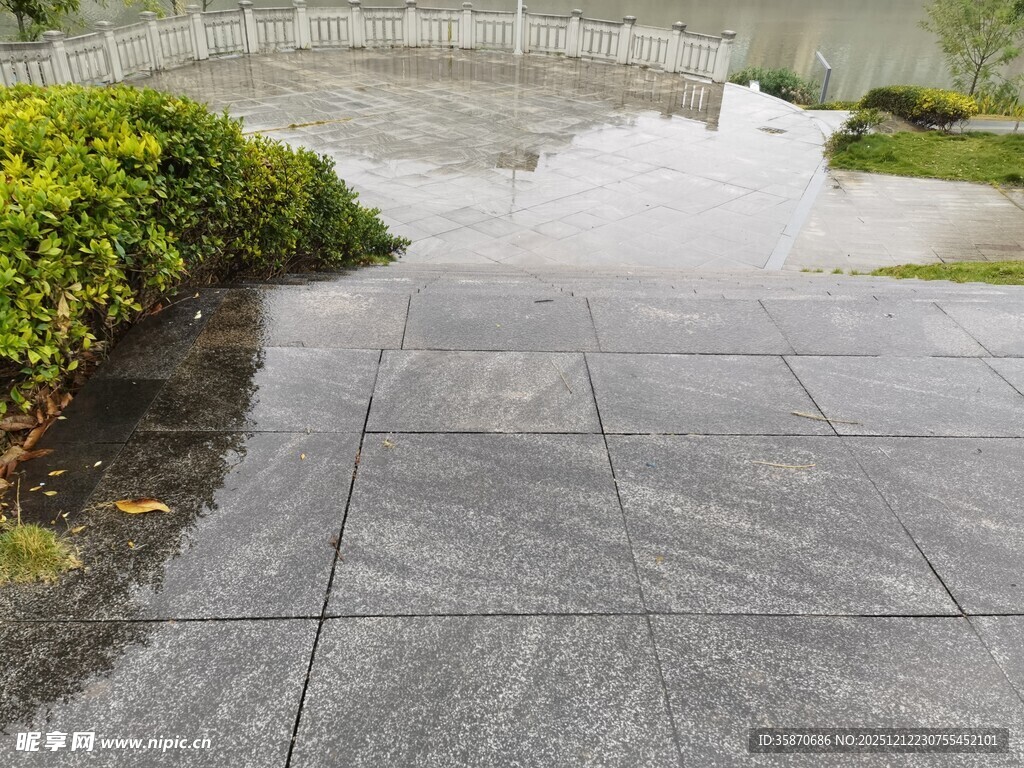 雨后湿润的户外石板路面