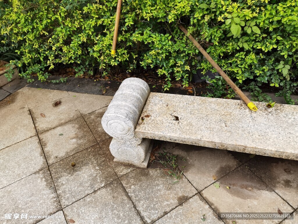 户外石凳旁的园艺工具