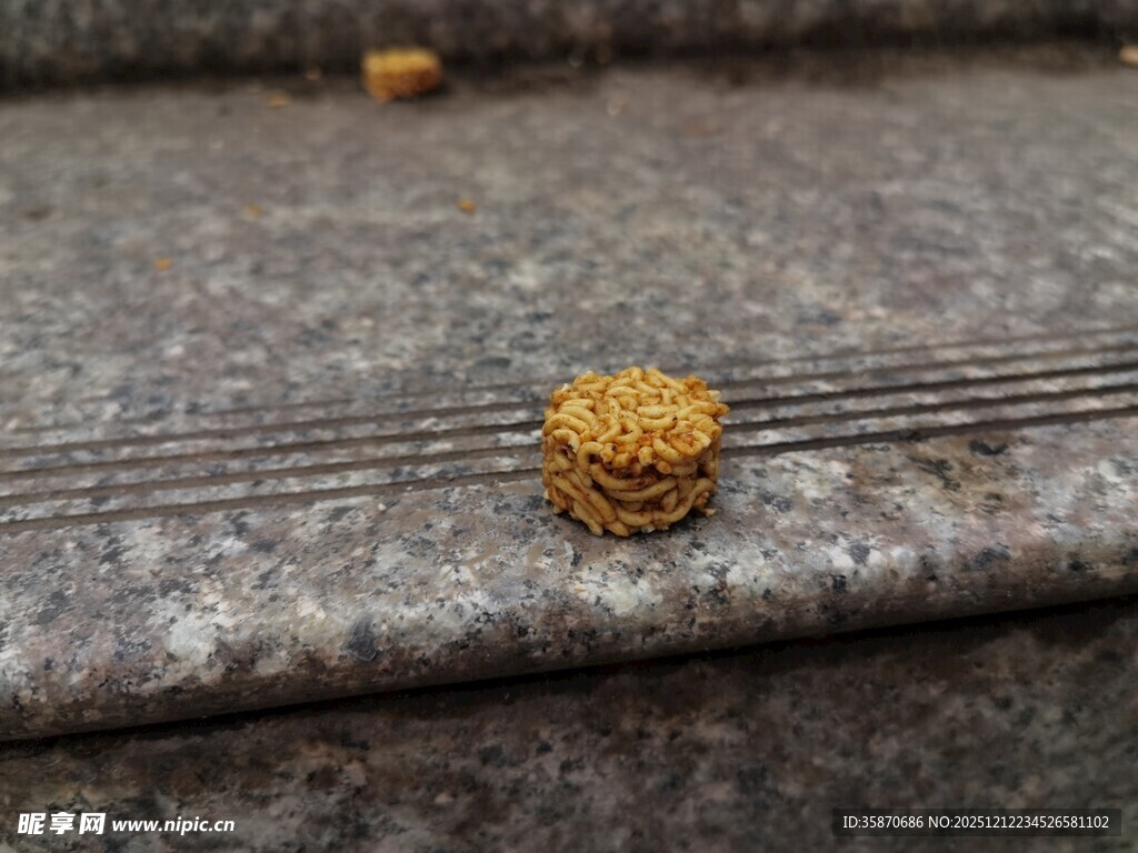 石阶上的金色松果