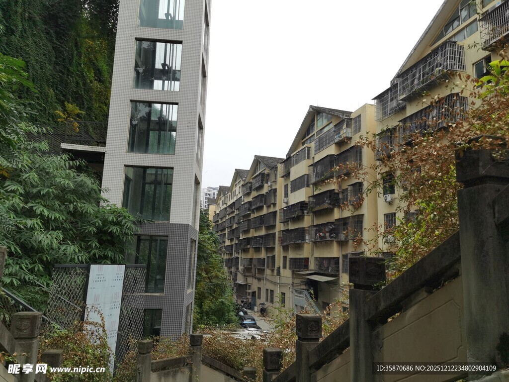 老旧居民楼间的狭窄巷道