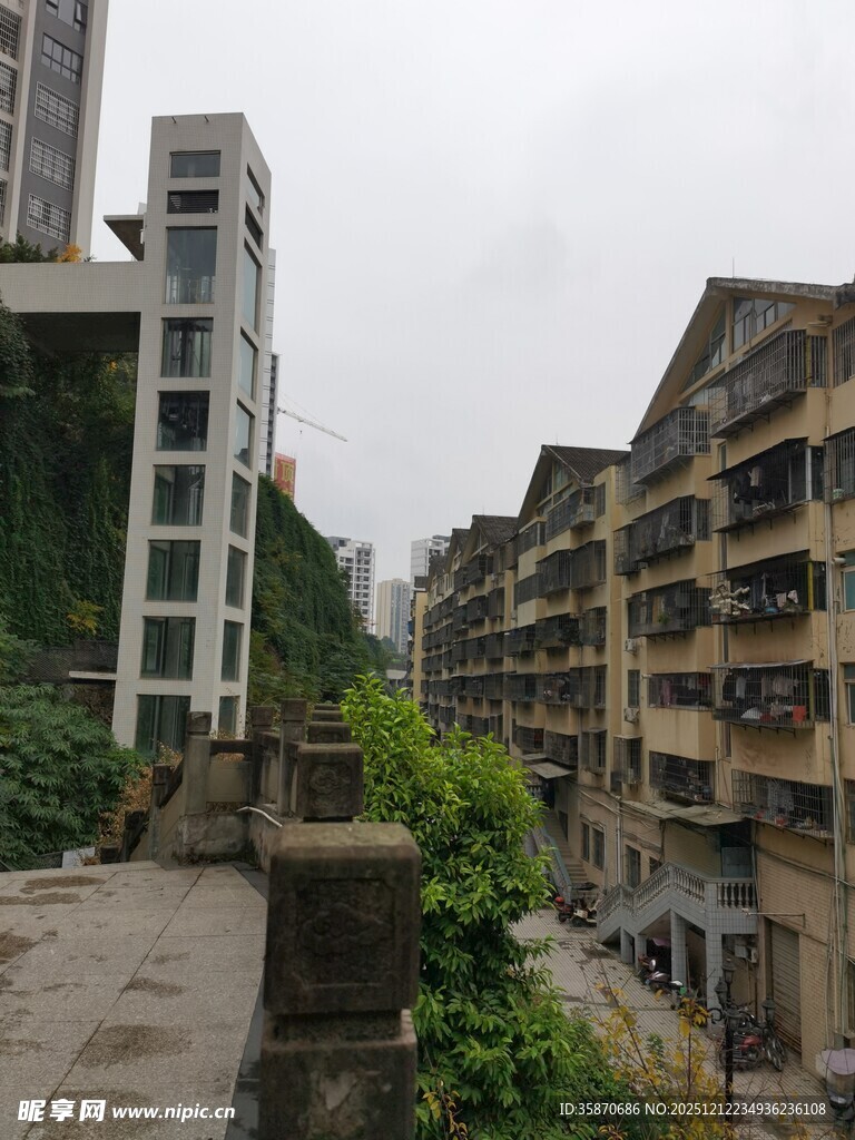 老旧楼房与现代建筑对比