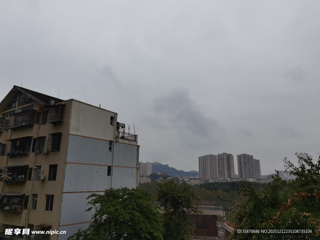 阴天城市建筑与远山景观