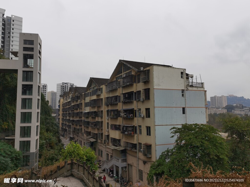 老旧居民楼与周边建筑景观