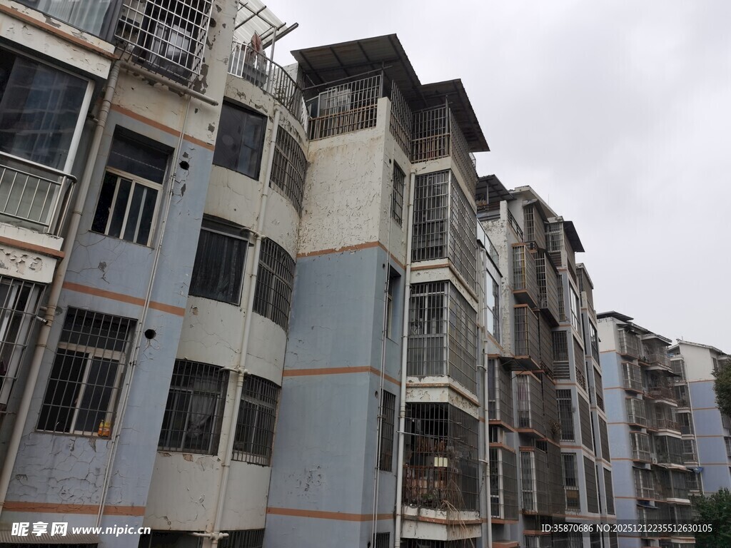 多层居民楼外观景象