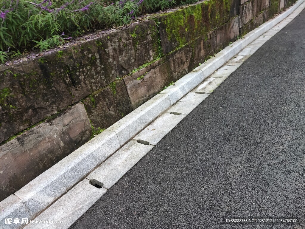 路边石与沥青路面景观