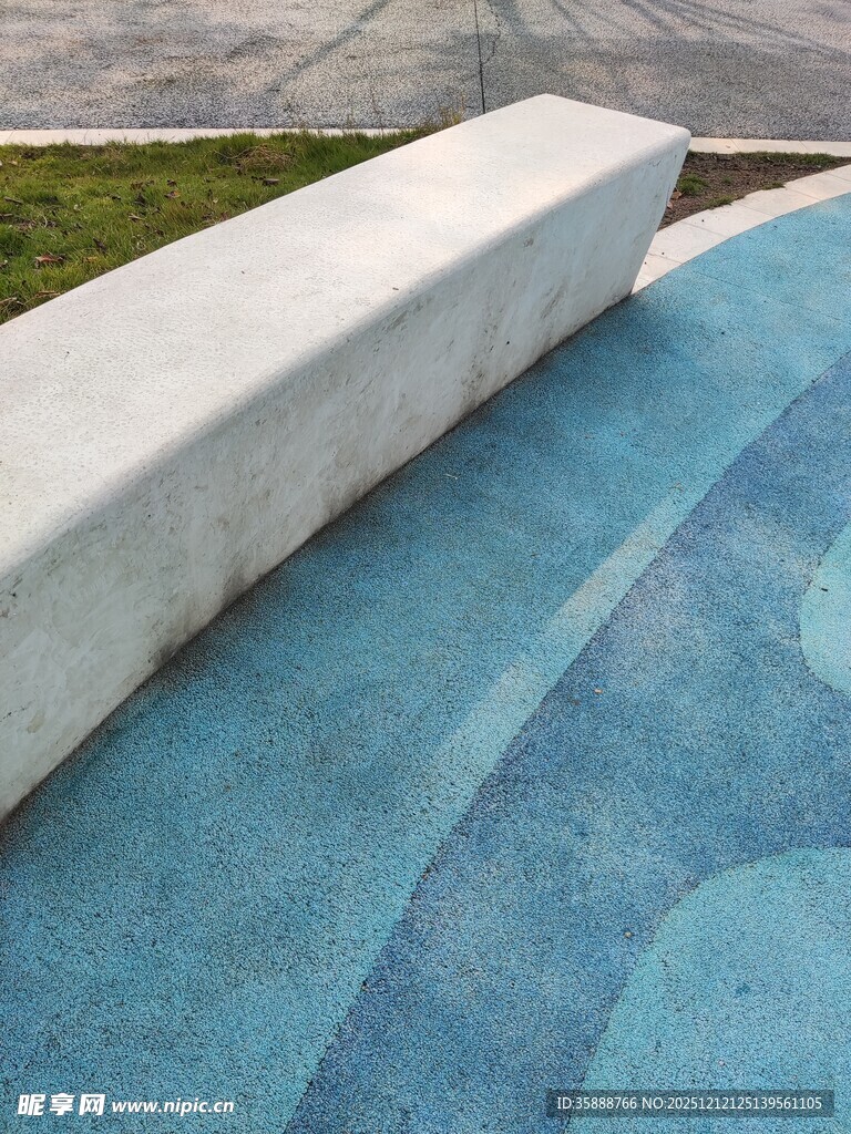 户外蓝色地面与白色长凳