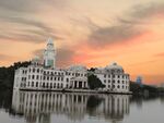 湖畔白建筑映绚丽晚霞