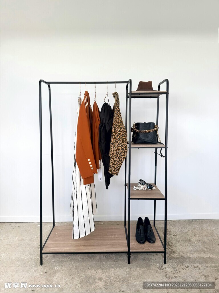 简约铁艺衣架展示架