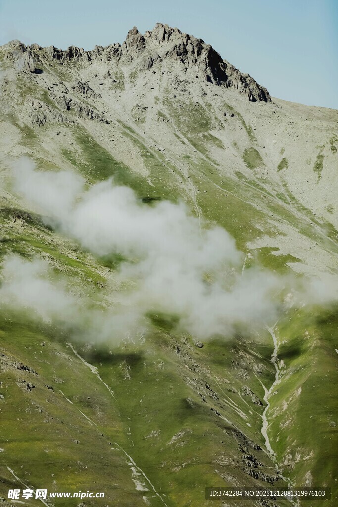山间云雾缭绕的秀丽景致