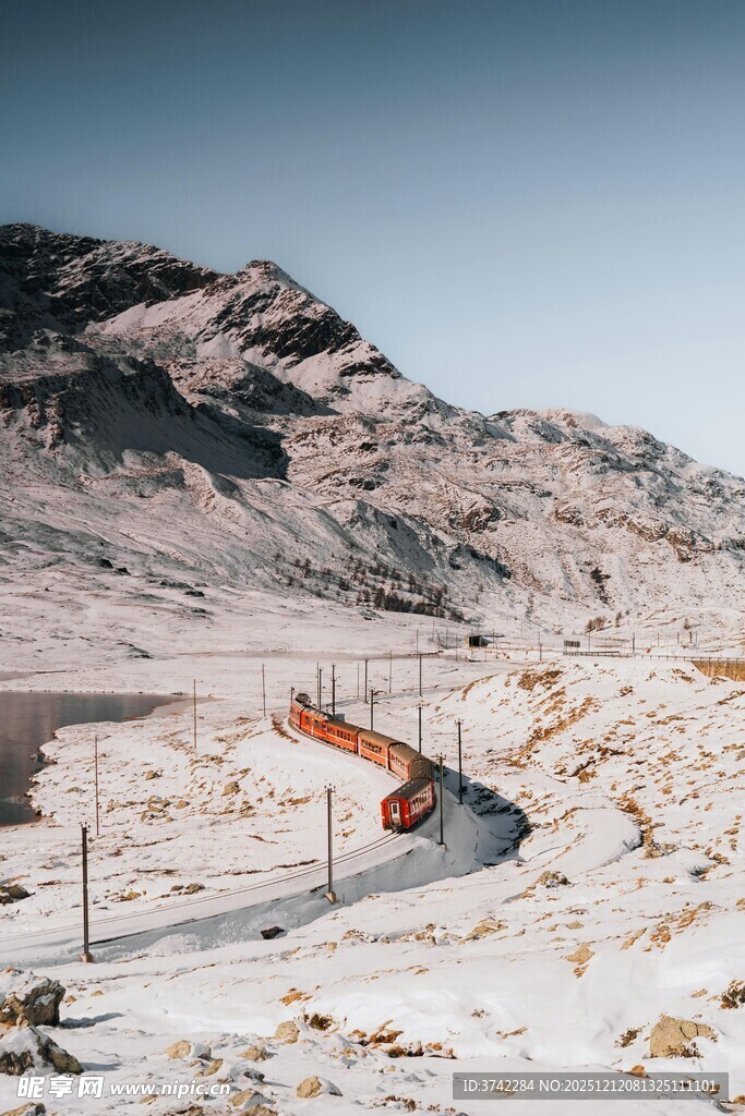 雪地中的橙红建筑景观