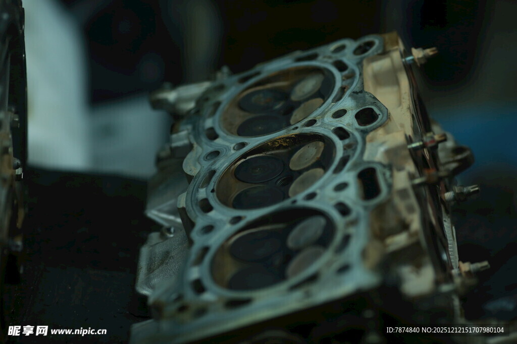 汽车发动机缸盖特写