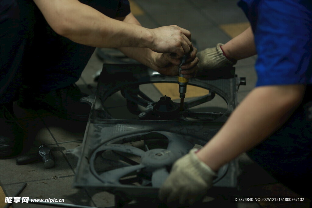 工人合力维修机械部件