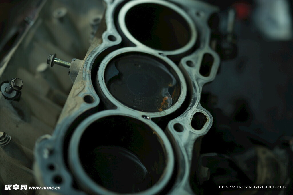 汽车发动机缸体特写