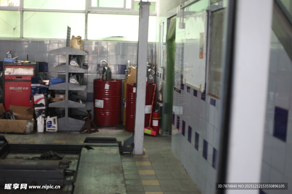 工厂内部设备摆放场景