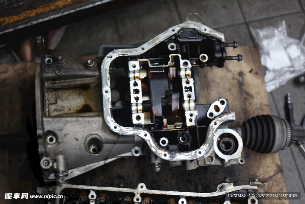 汽车发动机部件拆解特写