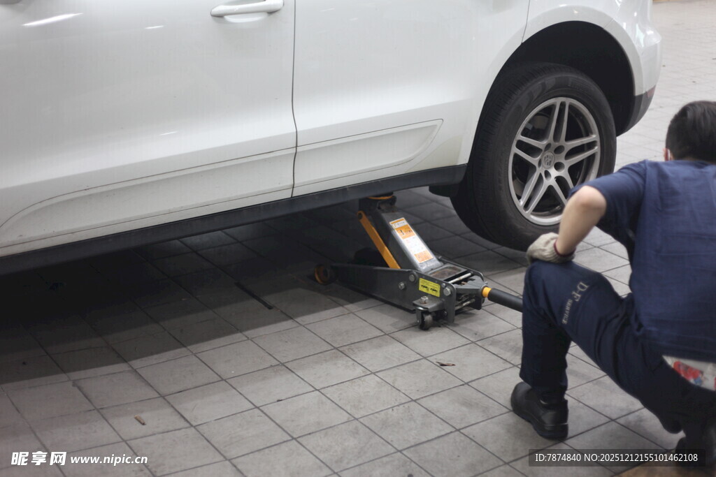 工人维修白色汽车轮胎