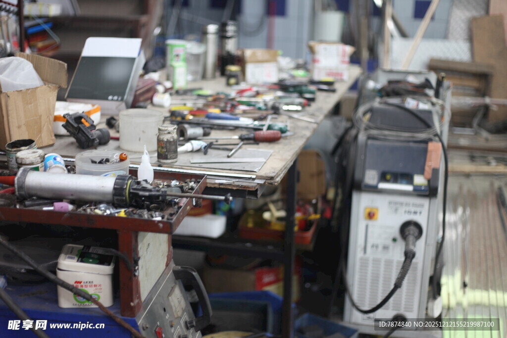 工厂内的设备与工作场景