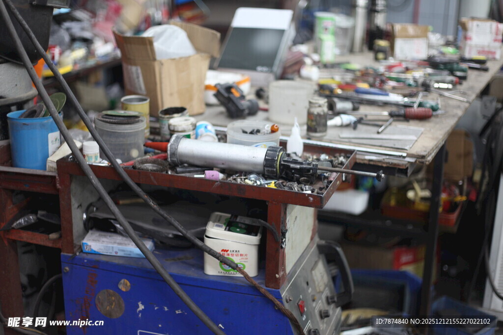 杂乱工作台的工具与零件